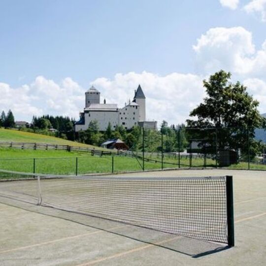 hauseigener Tennisplatz